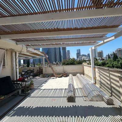 פרגולה על גג עם נוף לעיר ובניינים