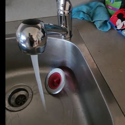ברז מטבח עם מים זורמים בכיור