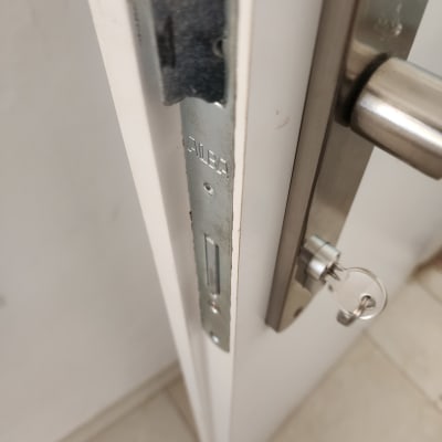 מנעול דלת עם מפתח בתוכו