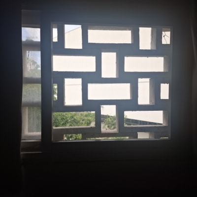 חלון עם מסגרת דקורטיבית ותצפית לנוף חיצוני