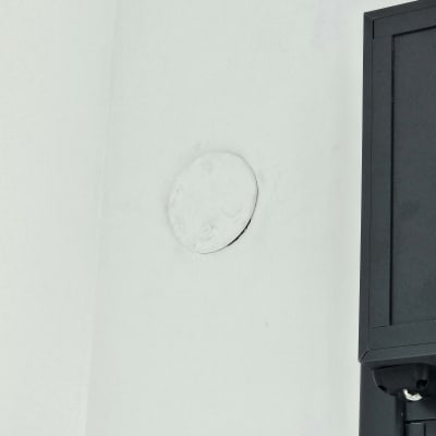 תמונה של קיר עם חור ותיבת חשמל