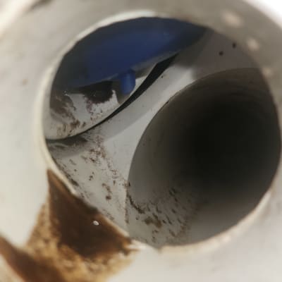 צינור לבן עם לכלוך חום בפנים