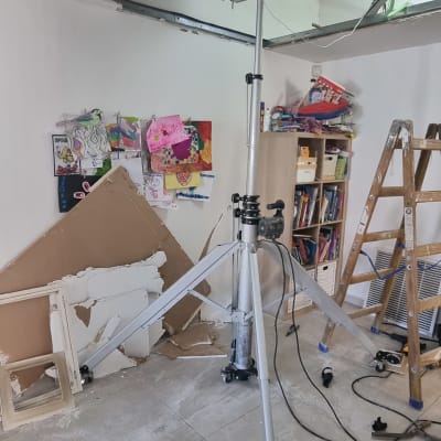 מערכת מיזוג אוויר מותקנת בתקרה עם צינורות חשופים