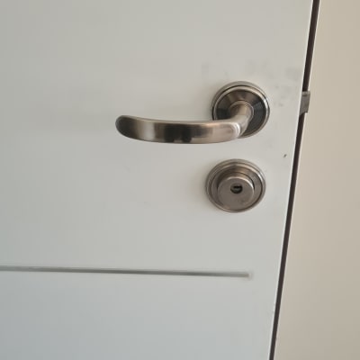 ידית ודלת עם מנעול כסוף