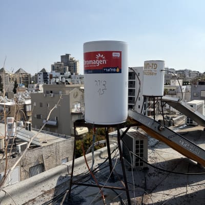 דוד שמש על גג בניין עם רקע עירוני