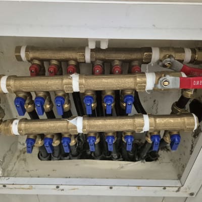 ברזים וצינורות פליז עם ידיות כחולות ואדומות