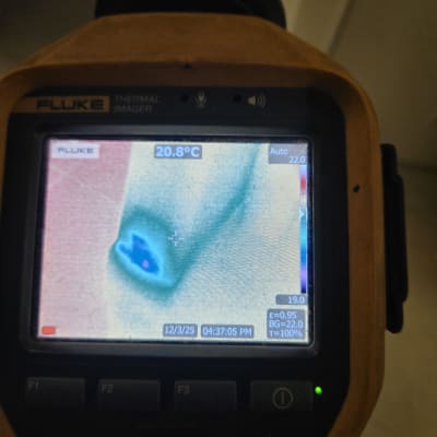 תמונה של מצלמה תרמית עם תצוגת חום