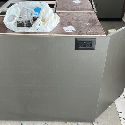 שקעי חשמל מותקנים על דלפק מטבח