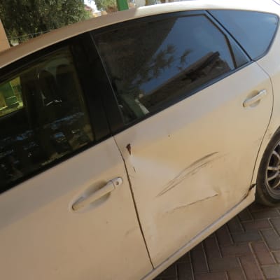 רכב עם שריטות ונזק בצד הדלת