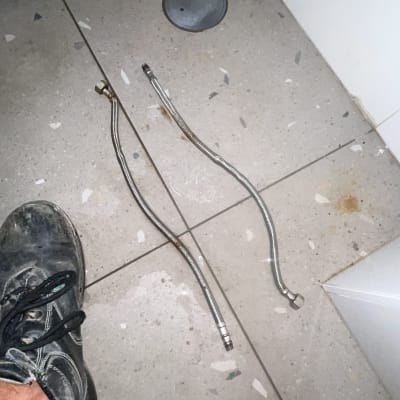 צינורות גמישים על רצפה ליד נעליים