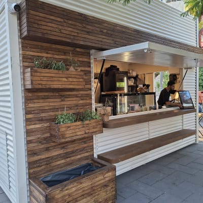 דוכן עץ עם צמחים ועובד בפנים