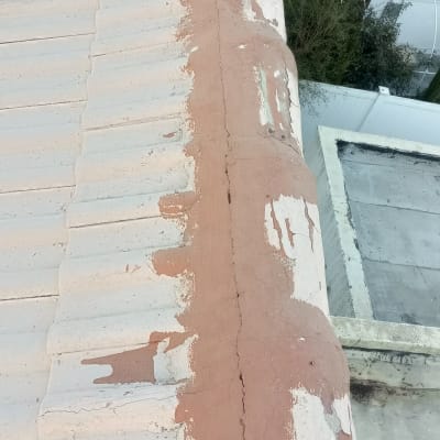 גג רעפים עם תיקוני צבע וסדקים