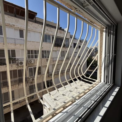 סורגי חלון עם נוף לבניינים חיצוניים