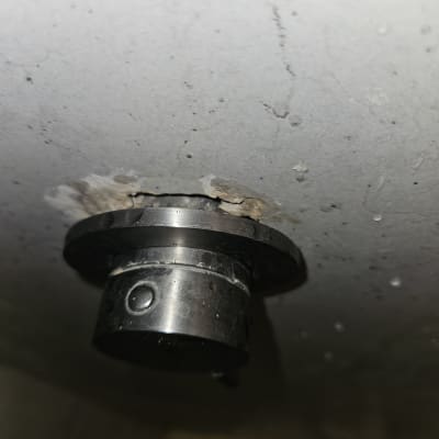 חיבור צינור מתכת בתקרה עם סימני נזילה