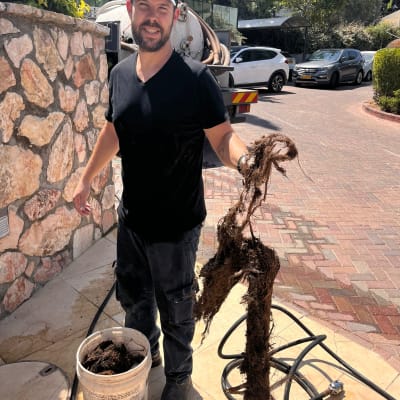 משאית ואקום עם צינורות מאחור