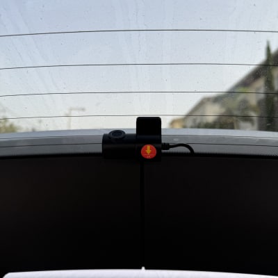 מצלמה מותקנת על חלון אחורי של רכב