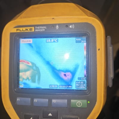 מצלמה תרמית מציגה תמונה עם טמפרטורה