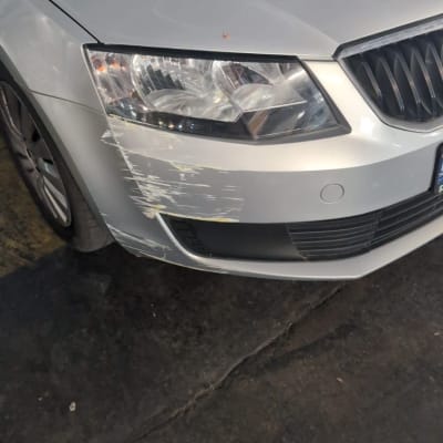 פגוש קדמי של רכב עם שריטות ונזקים