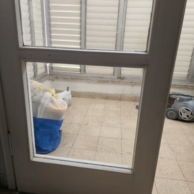 דלת זכוכית עם נוף לחדר פנימי