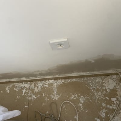 קיר עם קילופי צבע ותיקונים