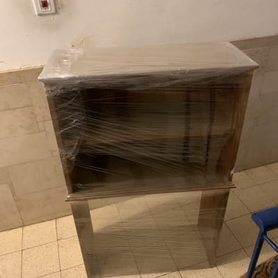 ארון עץ עטוף בניילון נצמד למעבר דירה