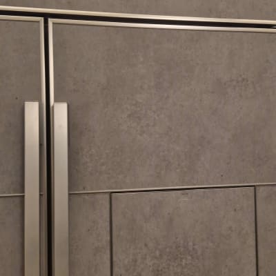 דלת מתכת עם ציפוי אפור וידיות מתכת