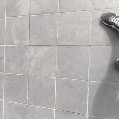 רצפת אריחים עם סדק בין האריחים