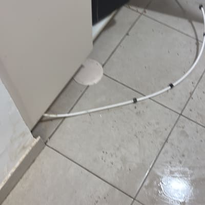 צינור מים על רצפת אריחים רטובה