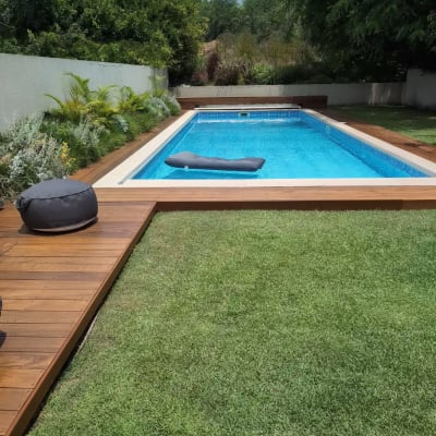 בריכת שחייה עם דק עץ וכרית צפה