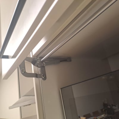 מנגנון פתיחה לארון מטבח עם דלת מתרוממת