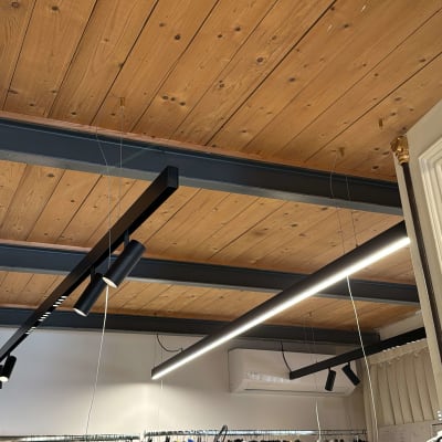 תאורה תלויה מהתקרה עם גופי תאורה שחורים