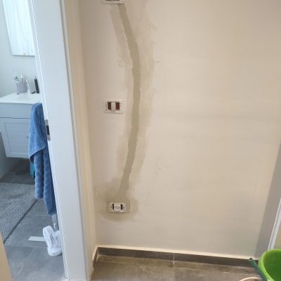 עבודות חשמל בקיר עם שקעים ותעלות