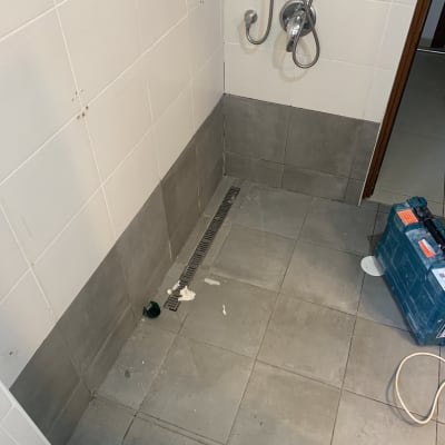 חדר אמבטיה בשיפוץ עם אריחים וכלי עבודה