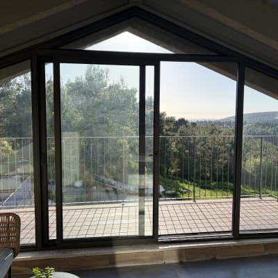 חלון אלומיניום גדול עם נוף ליער