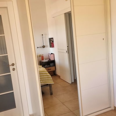 ארון בגדים עם דלתות הזזה ומראה