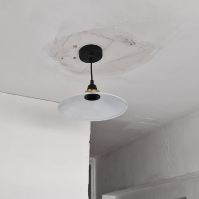 מנורה תלויה מהתקרה עם חוט חשמל שחור