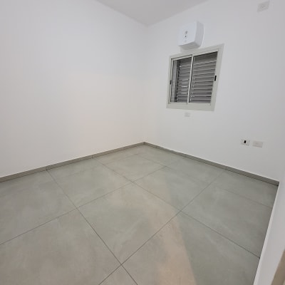 רצפה נקייה בחדר ריק עם חלון קטן