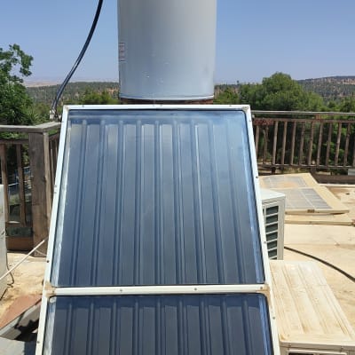 דוד שמש עם קולטים על גג