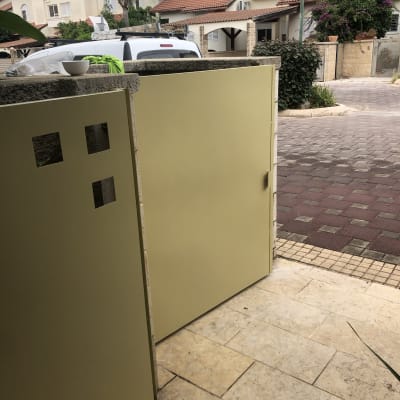 שער צבוע בצבע ירוק בהיר עם חורים מרובעים