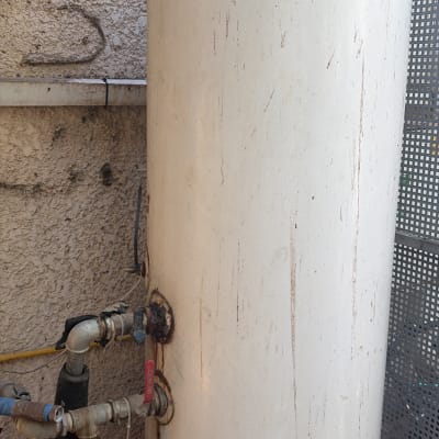 דוד שמש עם צינורות וחיבורים