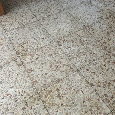 רצפת אריחים עם דוגמת טרצו