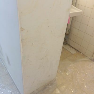 קיר עם סימני צבע ויריעות פלסטיק על הרצפה