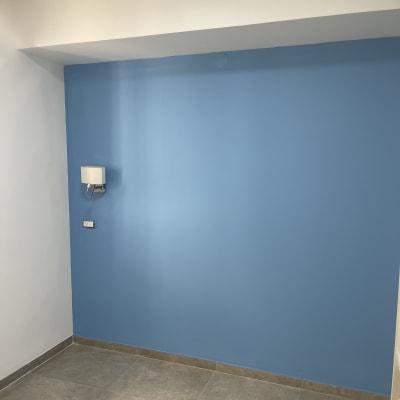 קיר כחול עם מנורה, מתאים לשיפוץ