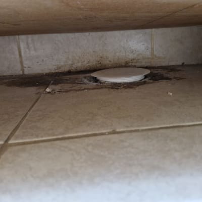 תמונה של רצפה עם מכסה ביוב