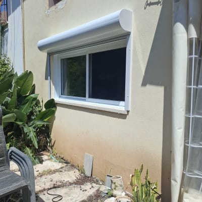 חלון עם תריס אלומיניום על קיר חיצוני