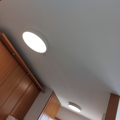 שני גופי תאורה עגולים מותקנים בתקרה