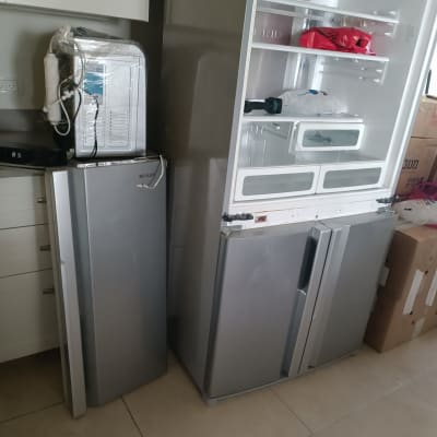 מקררים וארגזים מוכנים להובלה במטבח