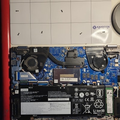 תמונה של לוח אם ומחשב נייד פתוח