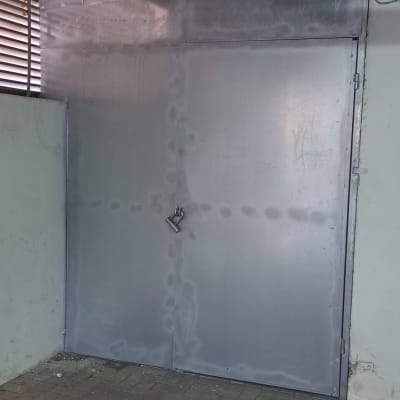 דלת מתכת גדולה עם מנעול תלוי