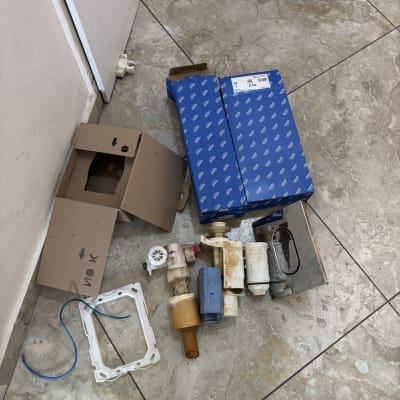 חלקי אינסטלציה וכלים על רצפה